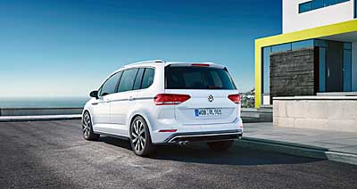Volkswagen Touran 2015 családi autó háloldala