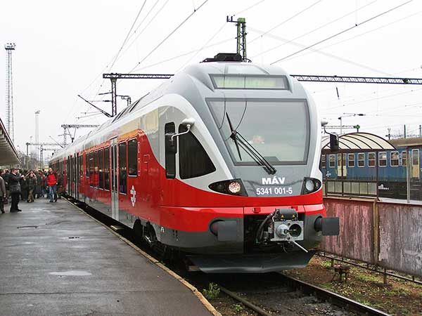 A MÁV 11 nagykapacitású motorvonatot vesz a Stadlertől