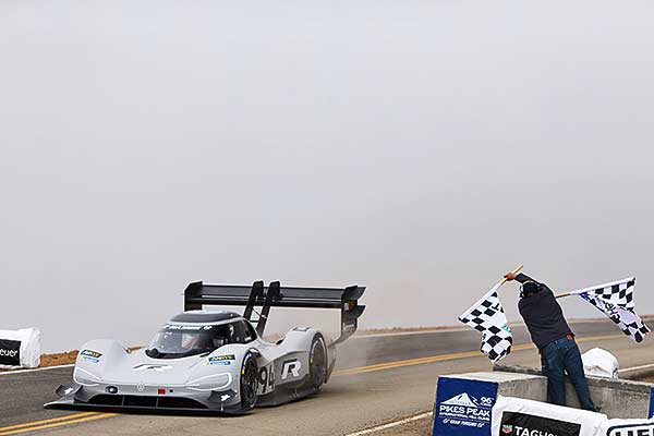 Minden rekordot megdöntött a Volkswagen I. D. R Pikes Peak