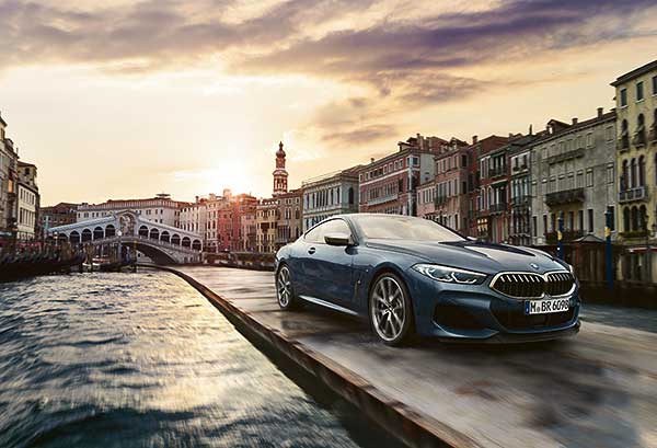 Valóra váltott álmok a velencei Canal Grandén: felülmúlhatatlan vezetési behatás a korszerű BMW 8-as Coupé-val