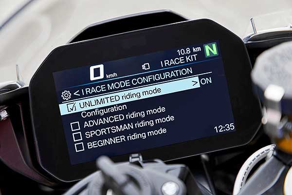 A BMW Motorrad przentálja: iRace Kit az S 1000 RR-hez