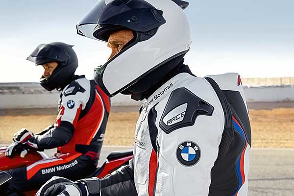 Színtiszta versenyérzés a korszerű BMW Motorrad versenyruhákban