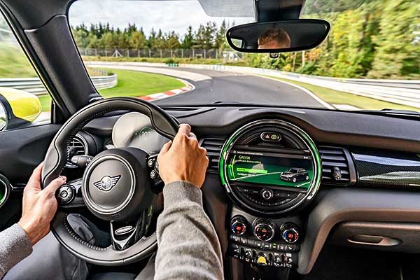 Zöld üzemmód a "Zöld Pokolban": versenypályára gurult a MINI Cooper SE